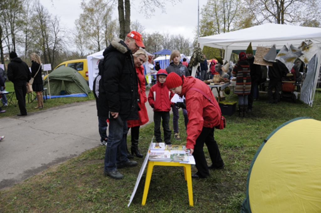 Bauskā 4. maijā notika valsts neatkarības gadadienas, Pilskalna estrādes un jaunās tūrisma sezonas atklāšanas svētki. Koncertā piedalījās pilsētas tautas nama, Ceraukstes, Codes, Gailīšu, Īslīces, Mežotnes, Vecsaules pagasta amatierkopas....
Autors: Ivars Bogdanovs