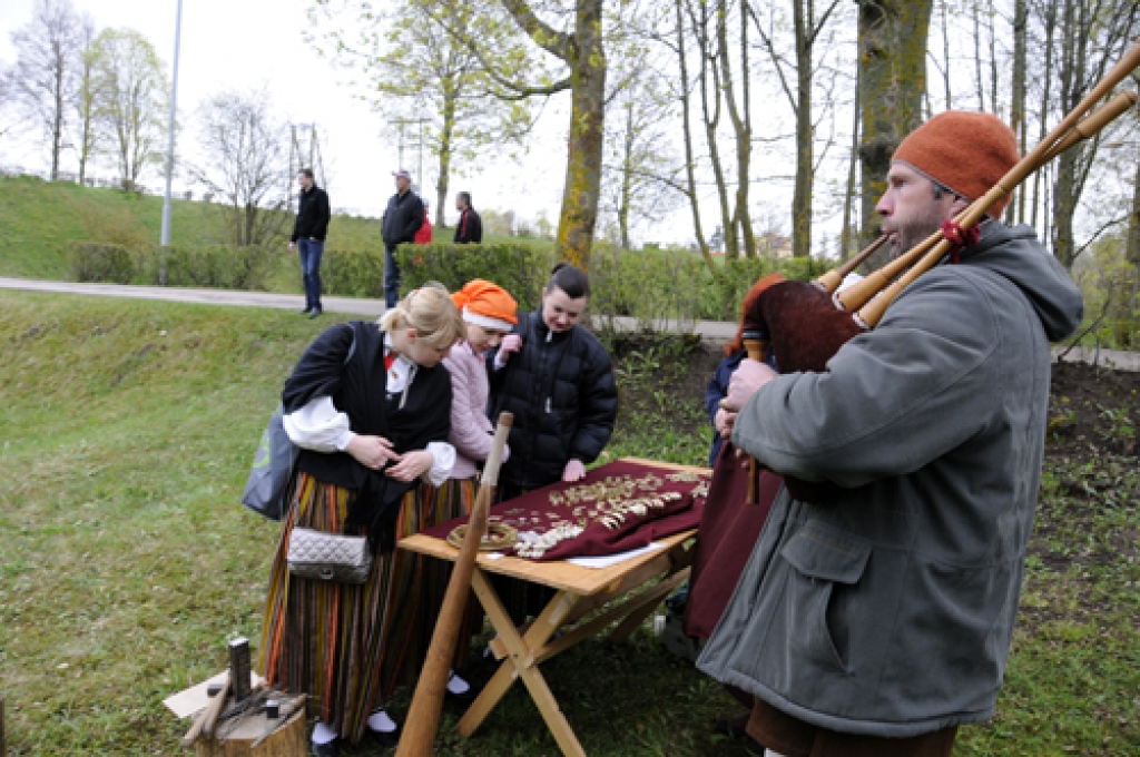 Bauskā 4. maijā notika valsts neatkarības gadadienas, Pilskalna estrādes un jaunās tūrisma sezonas atklāšanas svētki. Koncertā piedalījās pilsētas tautas nama, Ceraukstes, Codes, Gailīšu, Īslīces, Mežotnes, Vecsaules pagasta amatierkopas....
Autors: Ivars Bogdanovs