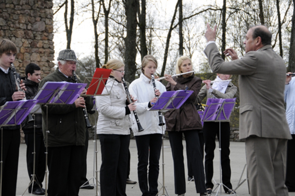 Bauskā 4. maijā notika valsts neatkarības gadadienas, Pilskalna estrādes un jaunās tūrisma sezonas atklāšanas svētki. Koncertā piedalījās pilsētas tautas nama, Ceraukstes, Codes, Gailīšu, Īslīces, Mežotnes, Vecsaules pagasta amatierkopas....
Autors: Ivars Bogdanovs