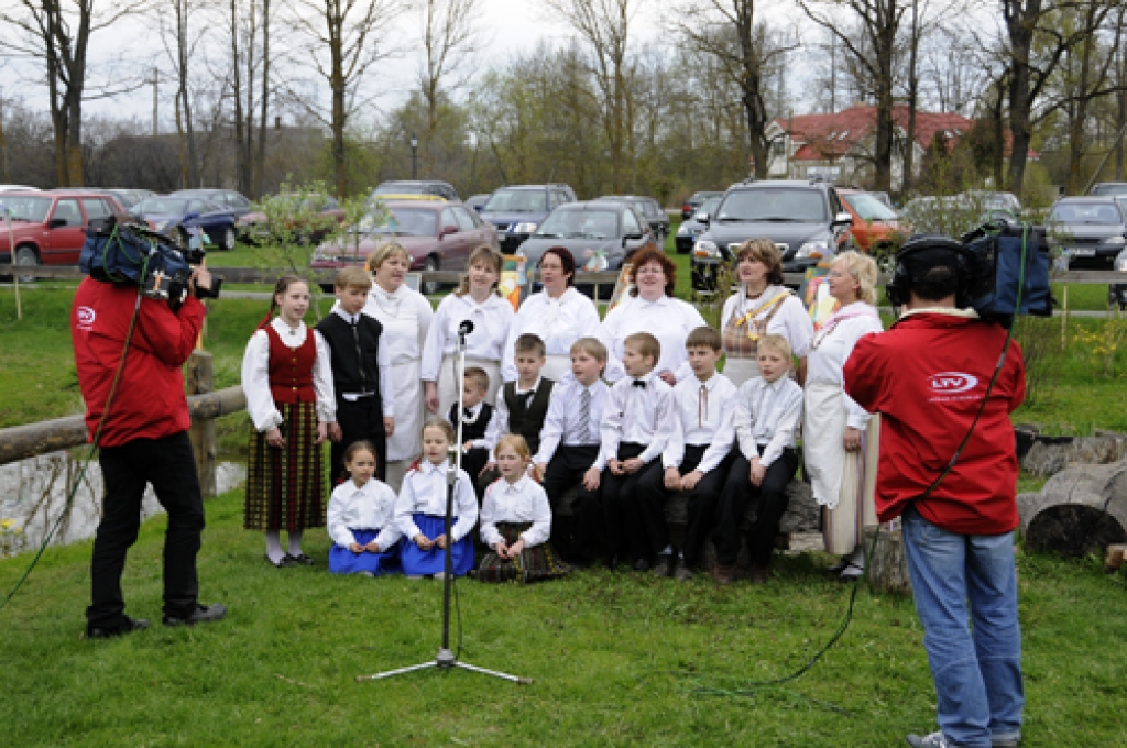 Rundāles novadā 3. maijā Latvijas valsts svētkus svinēja daudzveidīgi – dziedot, dejojot, tirgojoties, zīmējot, arī kopīgi zupu ēdot. Mazu daļiņu no tā Zemgalei atvēlētajā stundā varēja redzēt visa Latvija televīzijas tiešraidē. Jaunas...
Autors: Ivars Bogdanovs