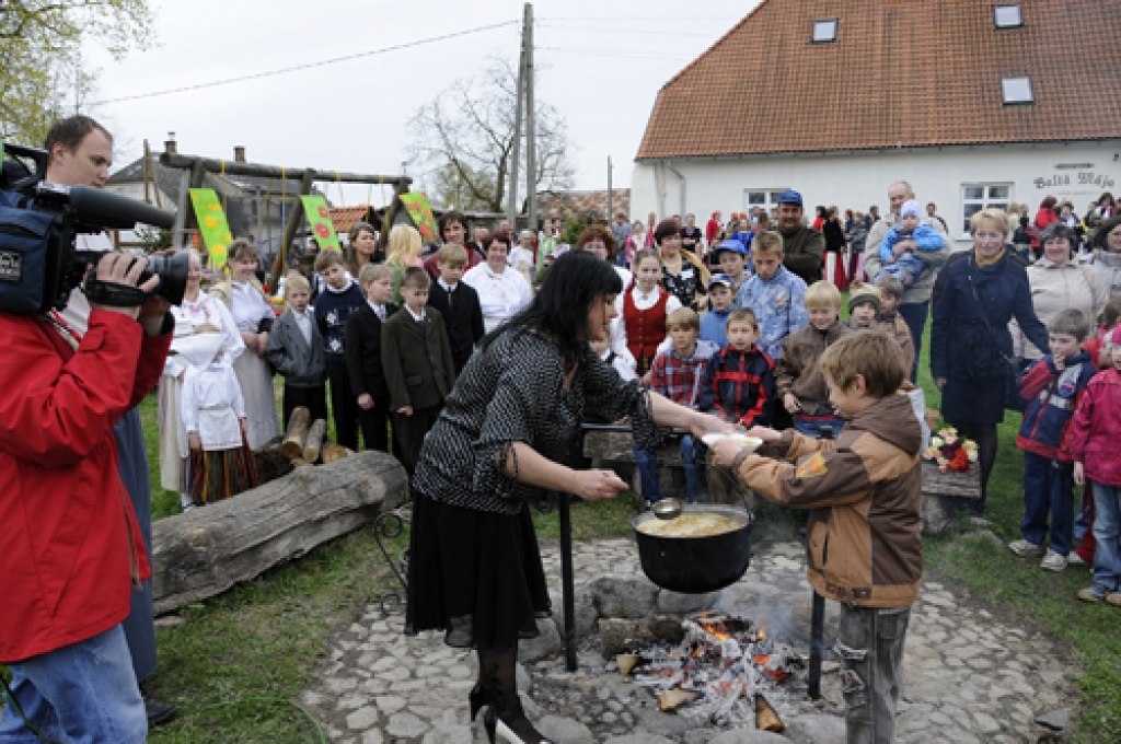 Rundāles novadā 3. maijā Latvijas valsts svētkus svinēja daudzveidīgi – dziedot, dejojot, tirgojoties, zīmējot, arī kopīgi zupu ēdot. Mazu daļiņu no tā Zemgalei atvēlētajā stundā varēja redzēt visa Latvija televīzijas tiešraidē. Jaunas...
Autors: Ivars Bogdanovs