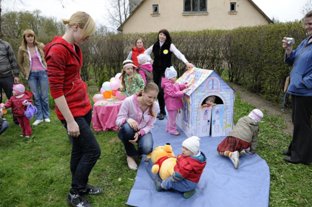 Rundāles novadā 3. maijā Latvijas valsts svētkus svinēja daudzveidīgi – dziedot, dejojot, tirgojoties, zīmējot, arī kopīgi zupu ēdot. Mazu daļiņu no tā Zemgalei atvēlētajā stundā varēja redzēt visa Latvija televīzijas tiešraidē. Jaunas...
Autors: Ivars Bogdanovs