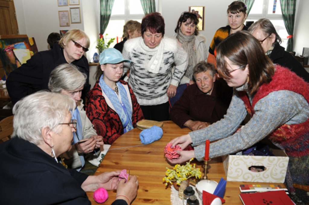 Rundāles novadā 3. maijā Latvijas valsts svētkus svinēja daudzveidīgi – dziedot, dejojot, tirgojoties, zīmējot, arī kopīgi zupu ēdot. Mazu daļiņu no tā Zemgalei atvēlētajā stundā varēja redzēt visa Latvija televīzijas tiešraidē. Jaunas...
Autors: Ivars Bogdanovs