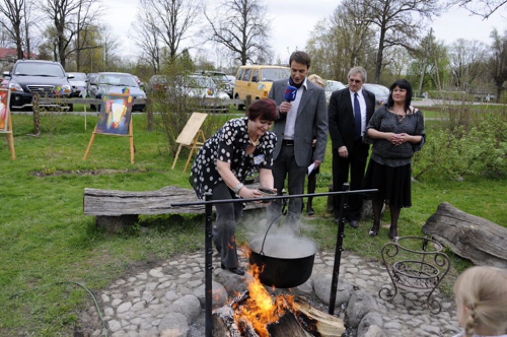 Rundāles novadā 3. maijā Latvijas valsts svētkus svinēja daudzveidīgi – dziedot, dejojot, tirgojoties, zīmējot, arī kopīgi zupu ēdot. Mazu daļiņu no tā Zemgalei atvēlētajā stundā varēja redzēt visa Latvija televīzijas tiešraidē. Jaunas...
Autors: Ivars Bogdanovs