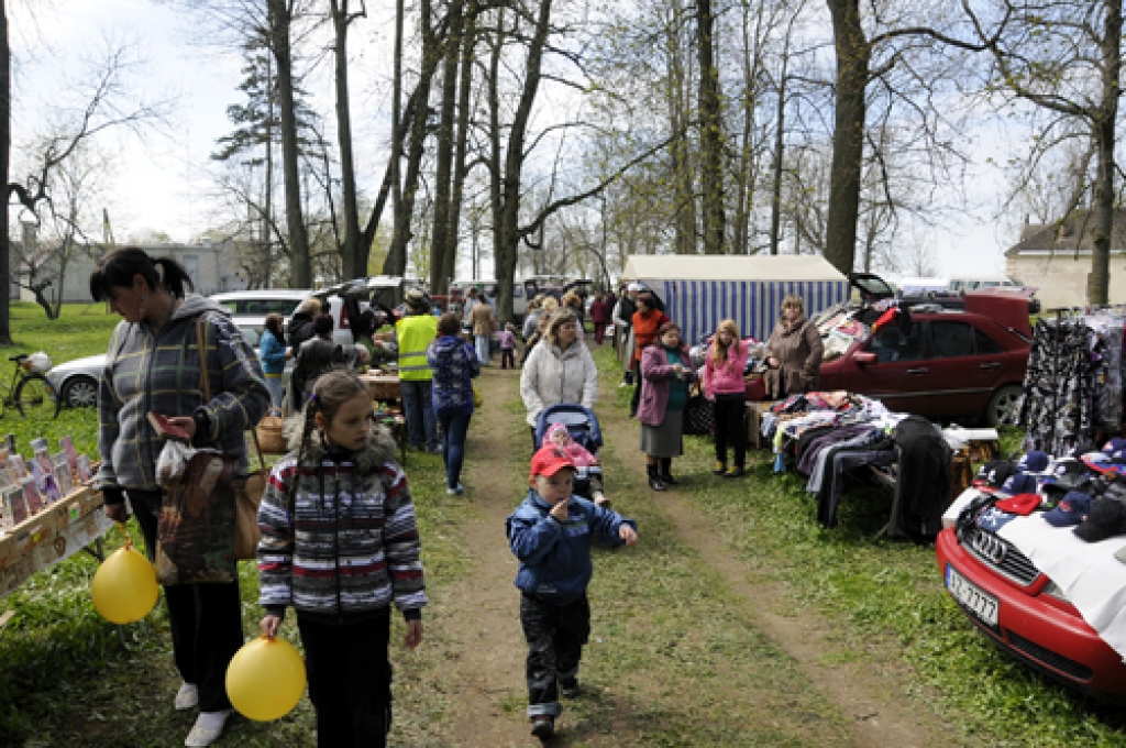 Pirmdien, 3.maijā, Rundāles novada Bērsteles parkā notika pavasara gadatirgus - Lielais bazārs. Bija iespēja tirgoties un iepirkties, kā arī baudīt pašdarbības kolektīvu sniegumus - uzstājās Viesturu pagasta bērnu vokālais ansamblis,...
Autors: Ivars Bogdanovs