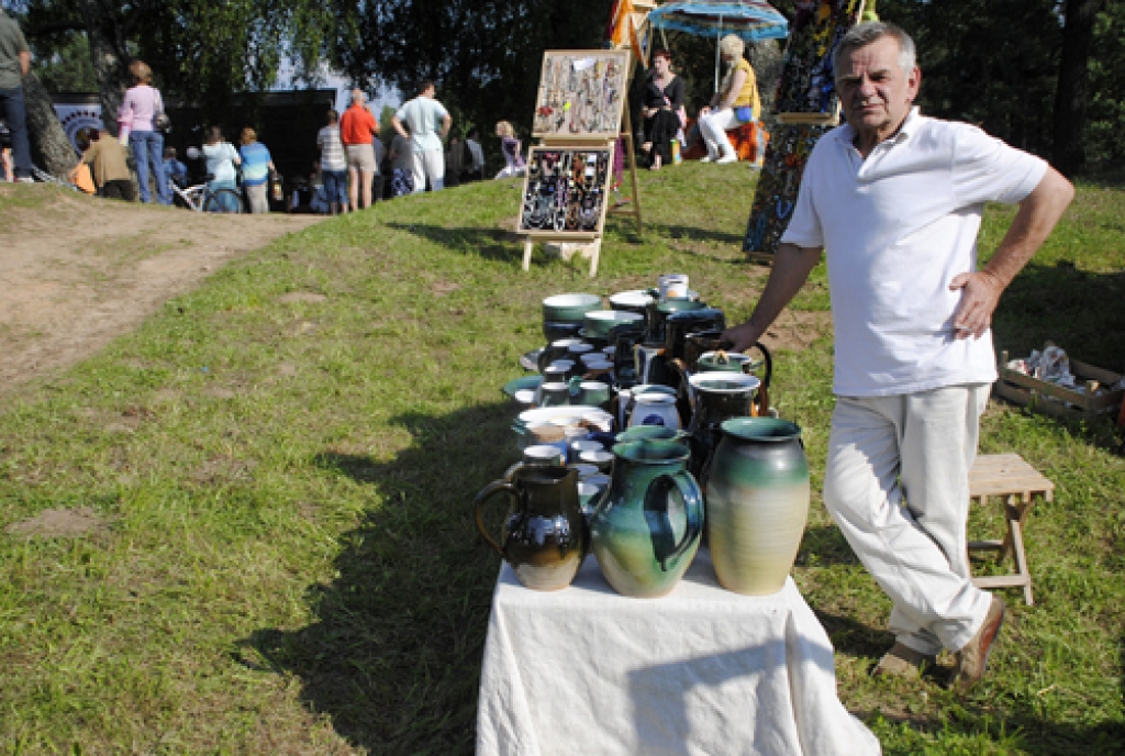 Novada pirmie Dziesmu un deju svētki aizsākās 25. jūnijā ar pašdarbības kolektīvu koncertiem pagastu centros un vairākās apdzīvotās vietās. Amatierkopu priekšnesumus vienoja moto «Es ritu, cauri ritu». Šajā reizē pagastu iedzīvotājiem bija...
Autors: Juris Iļņickis