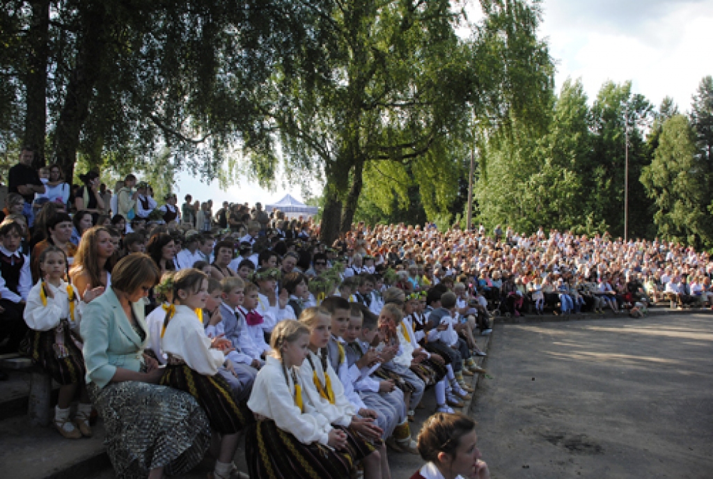 Novada pirmie Dziesmu un deju svētki aizsākās 25. jūnijā ar pašdarbības kolektīvu koncertiem pagastu centros un vairākās apdzīvotās vietās. Amatierkopu priekšnesumus vienoja moto «Es ritu, cauri ritu». Šajā reizē pagastu iedzīvotājiem bija...
Autors: Juris Iļņickis