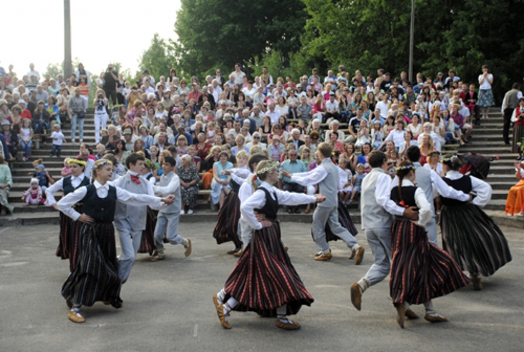 Novada pirmie Dziesmu un deju svētki aizsākās 25. jūnijā ar pašdarbības kolektīvu koncertiem pagastu centros un vairākās apdzīvotās vietās. Amatierkopu priekšnesumus vienoja moto «Es ritu, cauri ritu». Šajā reizē pagastu iedzīvotājiem bija...
Autors: Juris Iļņickis