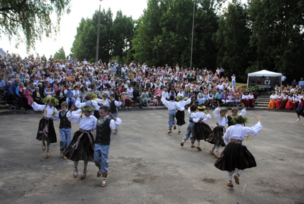 Novada pirmie Dziesmu un deju svētki aizsākās 25. jūnijā ar pašdarbības kolektīvu koncertiem pagastu centros un vairākās apdzīvotās vietās. Amatierkopu priekšnesumus vienoja moto «Es ritu, cauri ritu». Šajā reizē pagastu iedzīvotājiem bija...
Autors: Juris Iļņickis