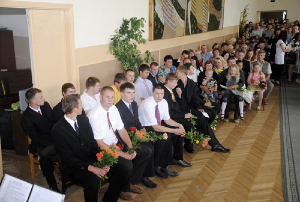 No Saulaines profesionālās vidusskolas 26. jūnijā atvadījās gandrīz 80 absolventu. Dažāds būs turpinājums sešu specialitāšu pārstāvjiem – viena daļa dosies strādāt uz ārzemēm, citi turpinās mācības augstskolās, vairākiem būs darbs arī...
Autors: Juris Iļņickis