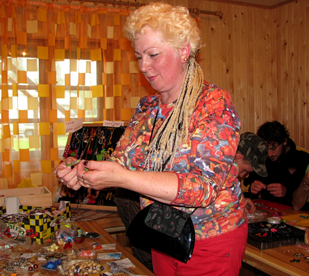 Ap simts jaunu cilvēku no visas pasaules latviešu gadskārtu tradīcijas iepazina 22. jūnijā Vecumniekos. „Robežnieku” mājās viņus vienkopus bija aicinājusi pasaules apceļotāja Baiba Grīnberga. Viņa ir aktīva kustības „Couch surfing” biedre.
Autors: Vilnis Auzāns