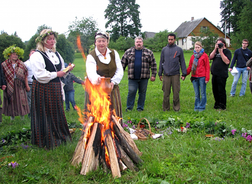 Ap simts jaunu cilvēku no visas pasaules latviešu gadskārtu tradīcijas iepazina 22. jūnijā Vecumniekos. „Robežnieku” mājās viņus vienkopus bija aicinājusi pasaules apceļotāja Baiba Grīnberga. Viņa ir aktīva kustības „Couch surfing” biedre.
Autors: Vilnis Auzāns