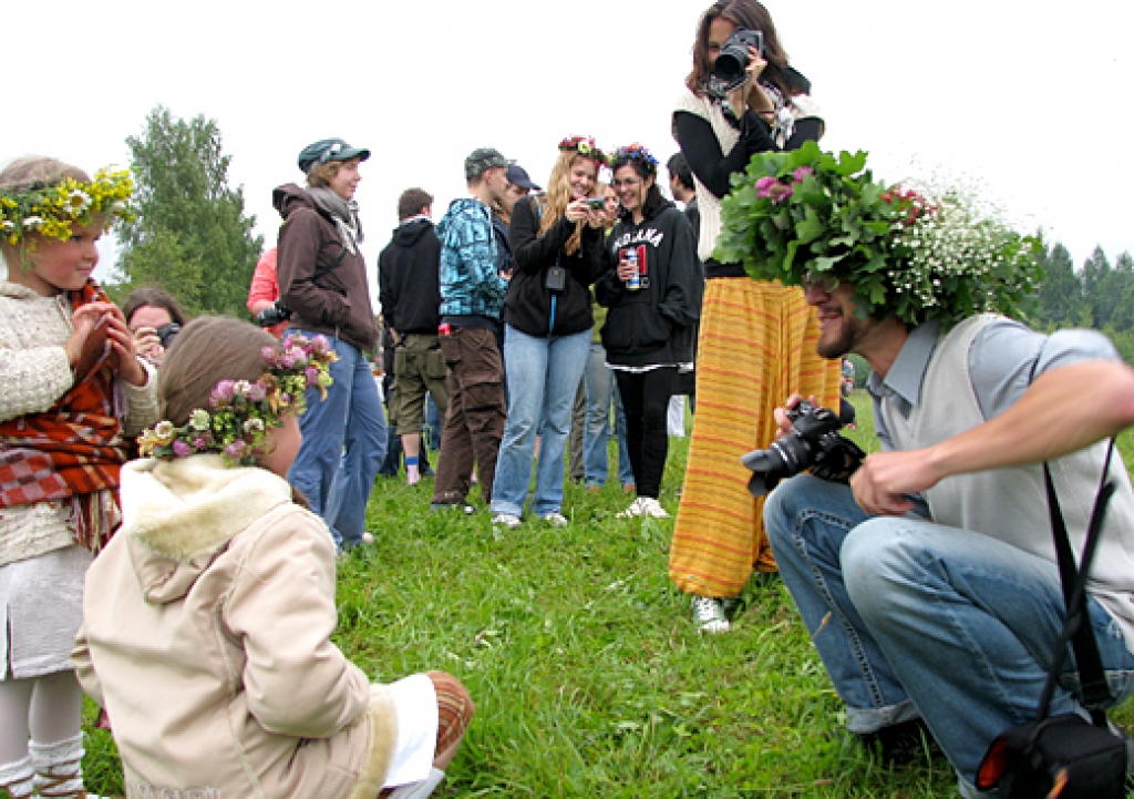 Ap simts jaunu cilvēku no visas pasaules latviešu gadskārtu tradīcijas iepazina 22. jūnijā Vecumniekos. „Robežnieku” mājās viņus vienkopus bija aicinājusi pasaules apceļotāja Baiba Grīnberga. Viņa ir aktīva kustības „Couch surfing” biedre.
Autors: Vilnis Auzāns