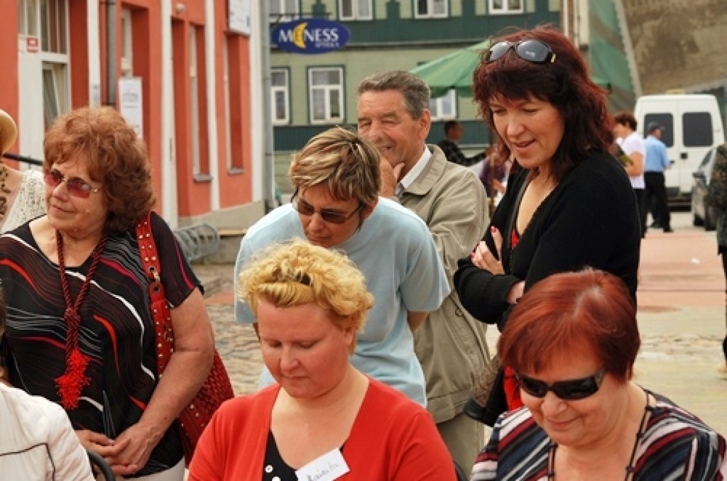 Latvijas ātradīšanas čempionāta posmā Bauskā 20. jūnijā uzvarēja Vecsaules pagasta Ozolaines iedzīvotāja Mairita Berešņeviča. Portāla uzadi.lv rīkoto sacensību gaitā dalībniecēm labiskajā rakstā bija jānoada 30 rindu ar 20 valdziņiem...
Autors: Uldis Varnevičs