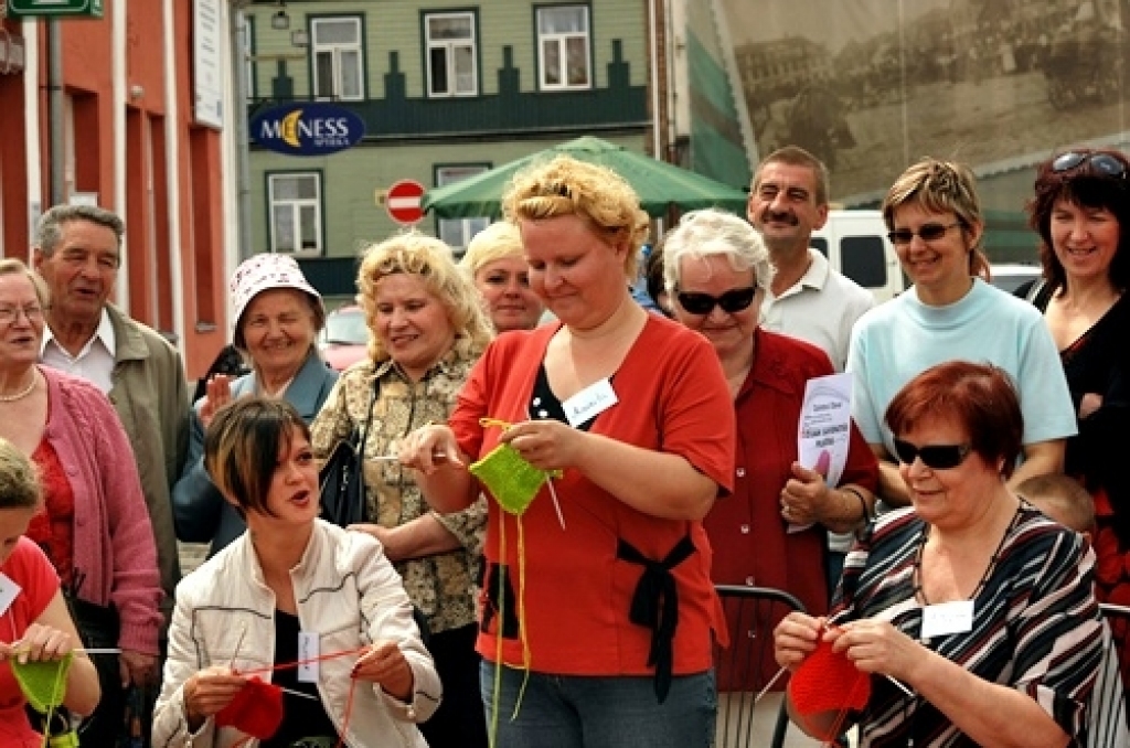 Latvijas ātradīšanas čempionāta posmā Bauskā 20. jūnijā uzvarēja Vecsaules pagasta Ozolaines iedzīvotāja Mairita Berešņeviča. Portāla uzadi.lv rīkoto sacensību gaitā dalībniecēm labiskajā rakstā bija jānoada 30 rindu ar 20 valdziņiem...
Autors: Uldis Varnevičs