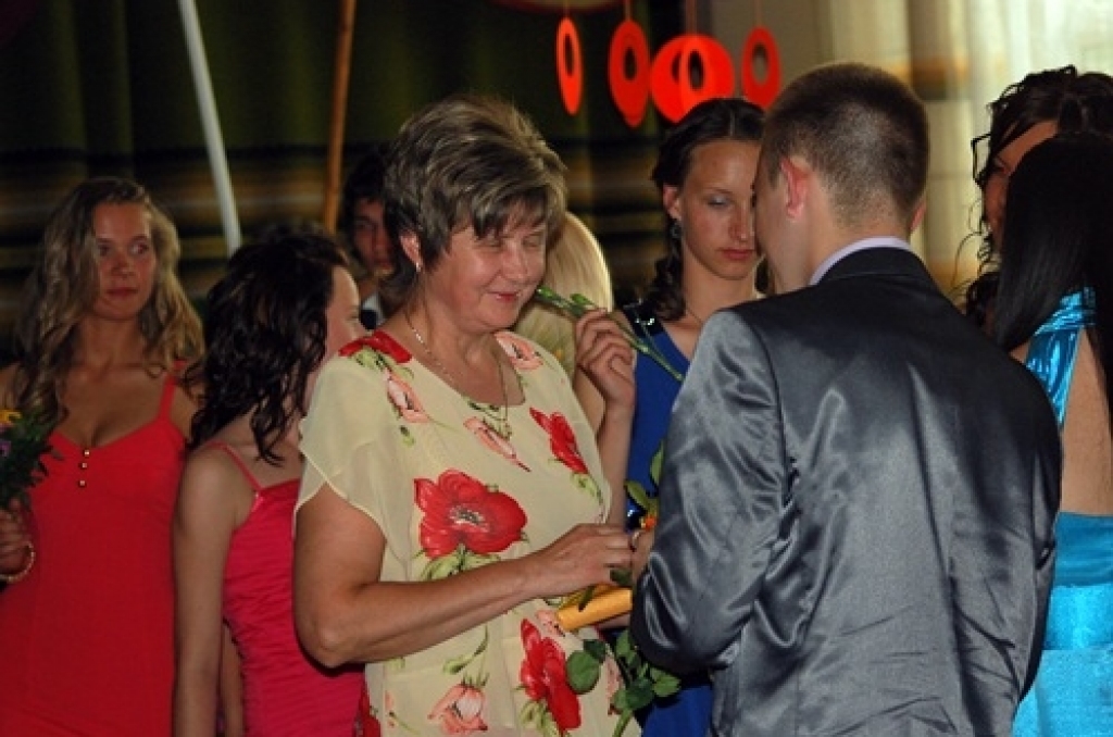 Bauskas 2. vidusskolas dienas nodaļu šogad absolvēja 50 jauniešu. Ceļavārdus audzēkņiem izlaidumā 18. jūnijā teica Bauskas 2. vidusskolas direktore Vera Grigorjeva. Noslēgumā skolēni pateicās klašu audzinātājām Jadvigai Šlosbergai,...
Autors: Uldis Varnevičs