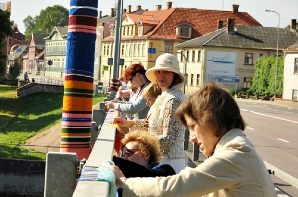Svētdien, 20. jūnijā, Bauskā ar adījumu slejām tika pārklāts Mēmeles tilts. Šis pasākums notika akcijas «Dzijām savienotas pilsētas» laikā. Pieteicās adītājas no Bauskas, Vecumnieku novada Bārbeles, Skaistkalnes, Bauskas novada Vecsaules,...
Autors: Uldis Varnevičs