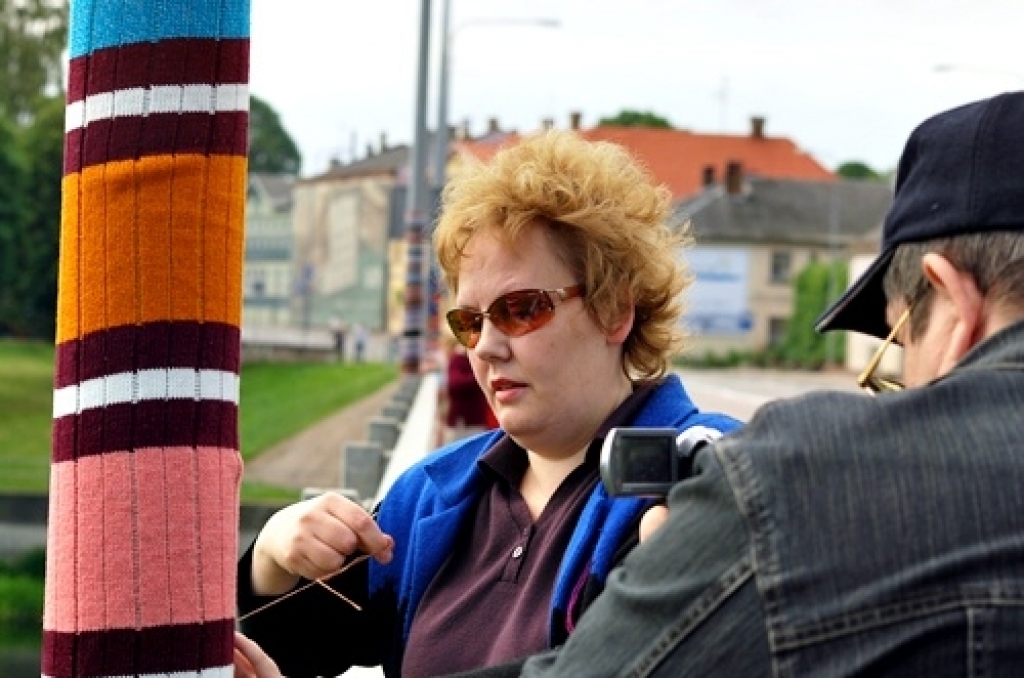 Svētdien, 20. jūnijā, Bauskā ar adījumu slejām tika pārklāts Mēmeles tilts. Šis pasākums notika akcijas «Dzijām savienotas pilsētas» laikā. Pieteicās adītājas no Bauskas, Vecumnieku novada Bārbeles, Skaistkalnes, Bauskas novada Vecsaules,...
Autors: Uldis Varnevičs