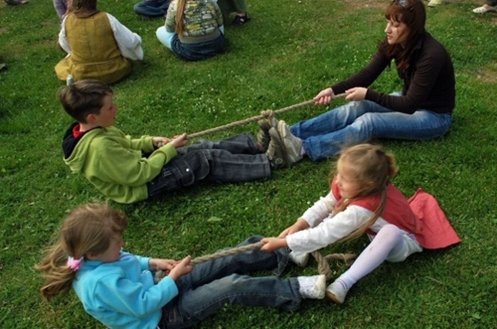 Bauskas pils muzeja Senā dzīvesveida skolas nodarbībās 12. jūnijā iesaistījās ne tikai Bauskas novada ļaudis, bet arī viesi no citām valstīm. Jau no agra rīta sākās knipelēšanas un ikonogrāfijas stundas. Ap pusdienlaiku lielāko daļu...
Autors: Uldis Varnevičs
