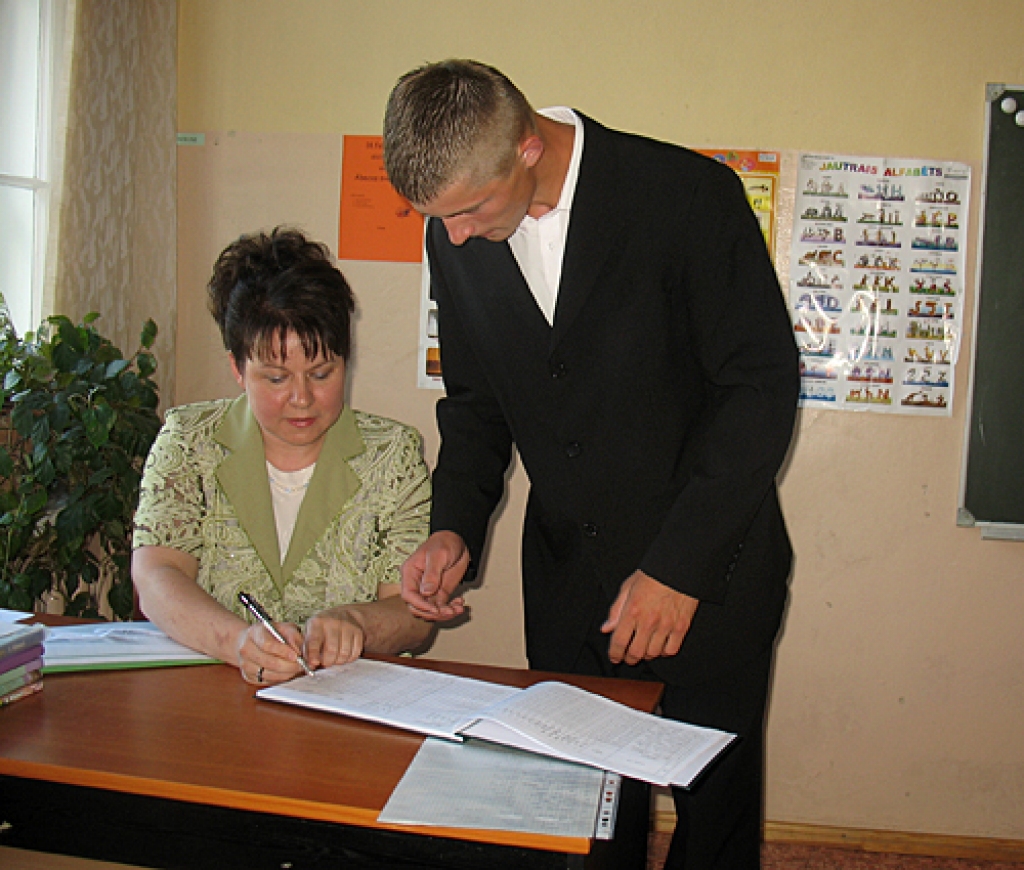 Mežgaļu pamatskolā 14 jaunieši 11. jūnijā saņēma apliecību par pamatizglītības iegūšanu. Svinīgā izlaiduma ceremonija pirmo reizi bija skolas direktorei Agnese Mackevičai, tajā pirmo reizi piedalījās arī pagasta pārvaldes vadītāja Baiba...
Autors: Vilnis Auzāns
