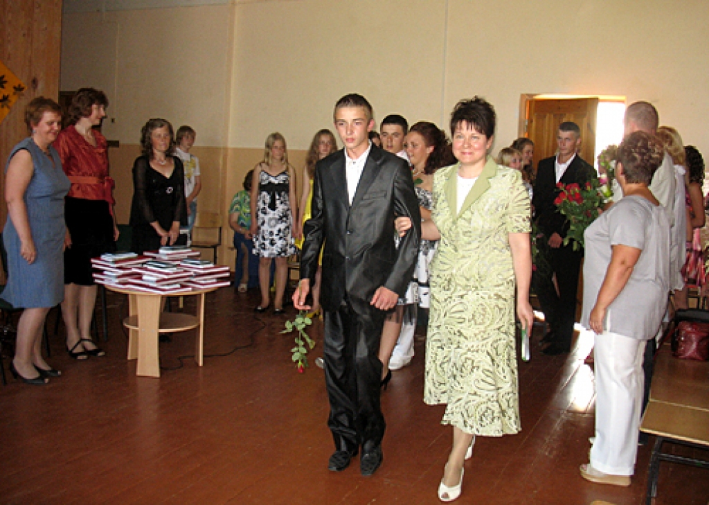 Mežgaļu pamatskolā 14 jaunieši 11. jūnijā saņēma apliecību par pamatizglītības iegūšanu. Svinīgā izlaiduma ceremonija pirmo reizi bija skolas direktorei Agnese Mackevičai, tajā pirmo reizi piedalījās arī pagasta pārvaldes vadītāja Baiba...
Autors: Vilnis Auzāns