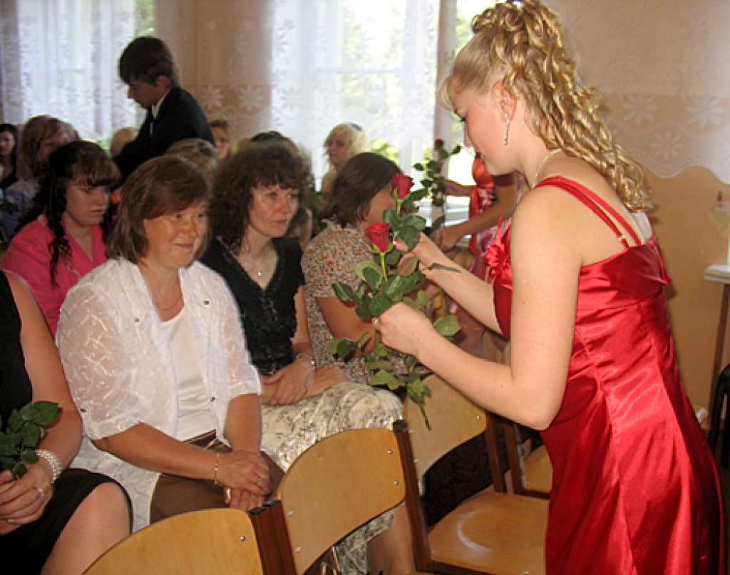 Mežgaļu pamatskolā 14 jaunieši 11. jūnijā saņēma apliecību par pamatizglītības iegūšanu. Svinīgā izlaiduma ceremonija pirmo reizi bija skolas direktorei Agnese Mackevičai, tajā pirmo reizi piedalījās arī pagasta pārvaldes vadītāja Baiba...
Autors: Vilnis Auzāns