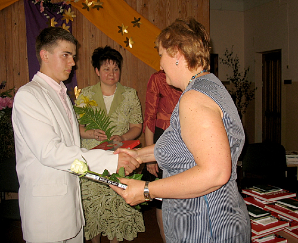 Mežgaļu pamatskolā 14 jaunieši 11. jūnijā saņēma apliecību par pamatizglītības iegūšanu. Svinīgā izlaiduma ceremonija pirmo reizi bija skolas direktorei Agnese Mackevičai, tajā pirmo reizi piedalījās arī pagasta pārvaldes vadītāja Baiba...
Autors: Vilnis Auzāns