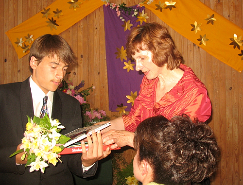 Mežgaļu pamatskolā 14 jaunieši 11. jūnijā saņēma apliecību par pamatizglītības iegūšanu. Svinīgā izlaiduma ceremonija pirmo reizi bija skolas direktorei Agnese Mackevičai, tajā pirmo reizi piedalījās arī pagasta pārvaldes vadītāja Baiba...
Autors: Vilnis Auzāns
