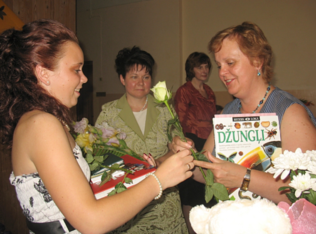 Mežgaļu pamatskolā 14 jaunieši 11. jūnijā saņēma apliecību par pamatizglītības iegūšanu. Svinīgā izlaiduma ceremonija pirmo reizi bija skolas direktorei Agnese Mackevičai, tajā pirmo reizi piedalījās arī pagasta pārvaldes vadītāja Baiba...
Autors: Vilnis Auzāns