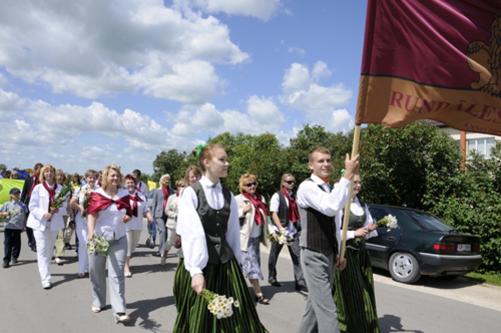 Rundāles novada pirmajos svētkos sestdien, 5. jūnijā, interesantu un daudzveidīgu programmu skatītājiem bija sagatavojuši novada amatierkopu dalībnieki, entuziasti un lietuviešu draugi no Pakrojas, Rokišķiem un Biržu reģiona.
Tika...
Autors: Ivars Bogdanovs
