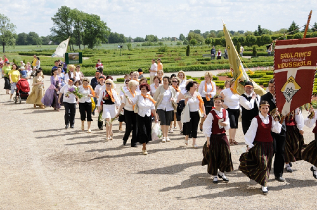 Rundāles novada pirmajos svētkos sestdien, 5. jūnijā, interesantu un daudzveidīgu programmu skatītājiem bija sagatavojuši novada amatierkopu dalībnieki, entuziasti un lietuviešu draugi no Pakrojas, Rokišķiem un Biržu reģiona.
Tika...
Autors: Ivars Bogdanovs