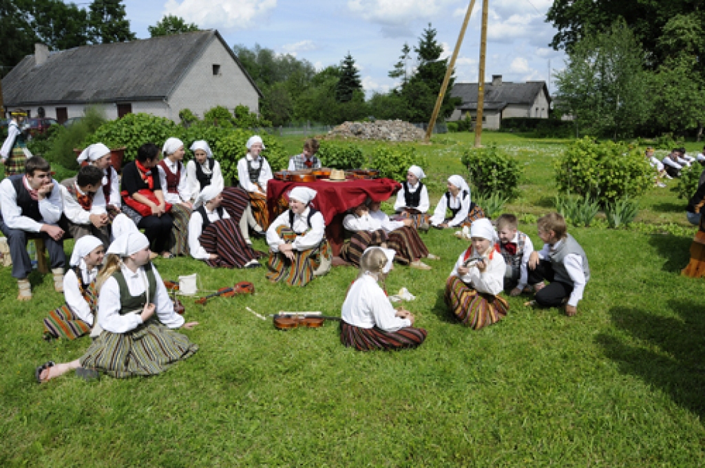Bauskas novada Īslīces pagasta trīs ciemu svētki 6. jūnijā beidzās ar lustīgu zaļumballi uzņēmēju Saltupu pļaviņā. Bauskas, Vecumnieku, Iecavas, Rundāles un Pakrojas (Lietuva) amatierkopas ar koncertprogrammu «Reiz zaļā pļavā...» ieradās...
Autors: Ivars Bogdanovs