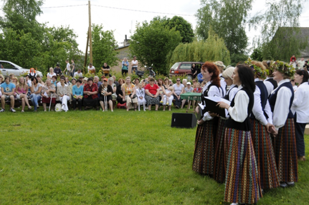 Bauskas novada Īslīces pagasta trīs ciemu svētki 6. jūnijā beidzās ar lustīgu zaļumballi uzņēmēju Saltupu pļaviņā. Bauskas, Vecumnieku, Iecavas, Rundāles un Pakrojas (Lietuva) amatierkopas ar koncertprogrammu «Reiz zaļā pļavā...» ieradās...
Autors: Ivars Bogdanovs