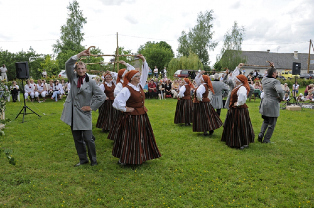 Bauskas novada Īslīces pagasta trīs ciemu svētki 6. jūnijā beidzās ar lustīgu zaļumballi uzņēmēju Saltupu pļaviņā. Bauskas, Vecumnieku, Iecavas, Rundāles un Pakrojas (Lietuva) amatierkopas ar koncertprogrammu «Reiz zaļā pļavā...» ieradās...
Autors: Ivars Bogdanovs