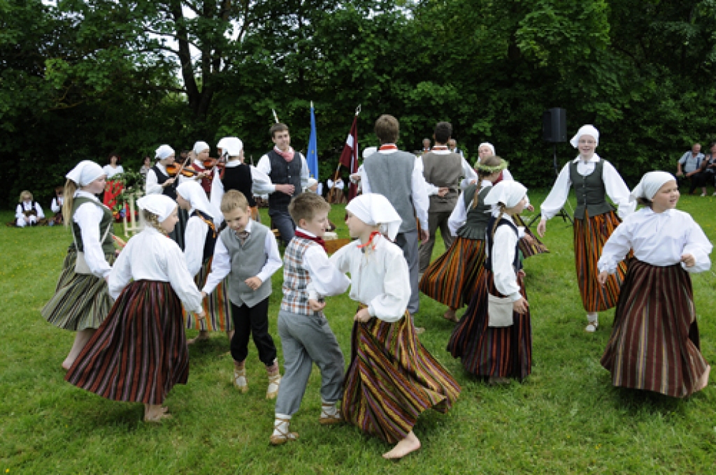 Bauskas novada Īslīces pagasta trīs ciemu svētki 6. jūnijā beidzās ar lustīgu zaļumballi uzņēmēju Saltupu pļaviņā. Bauskas, Vecumnieku, Iecavas, Rundāles un Pakrojas (Lietuva) amatierkopas ar koncertprogrammu «Reiz zaļā pļavā...» ieradās...
Autors: Ivars Bogdanovs