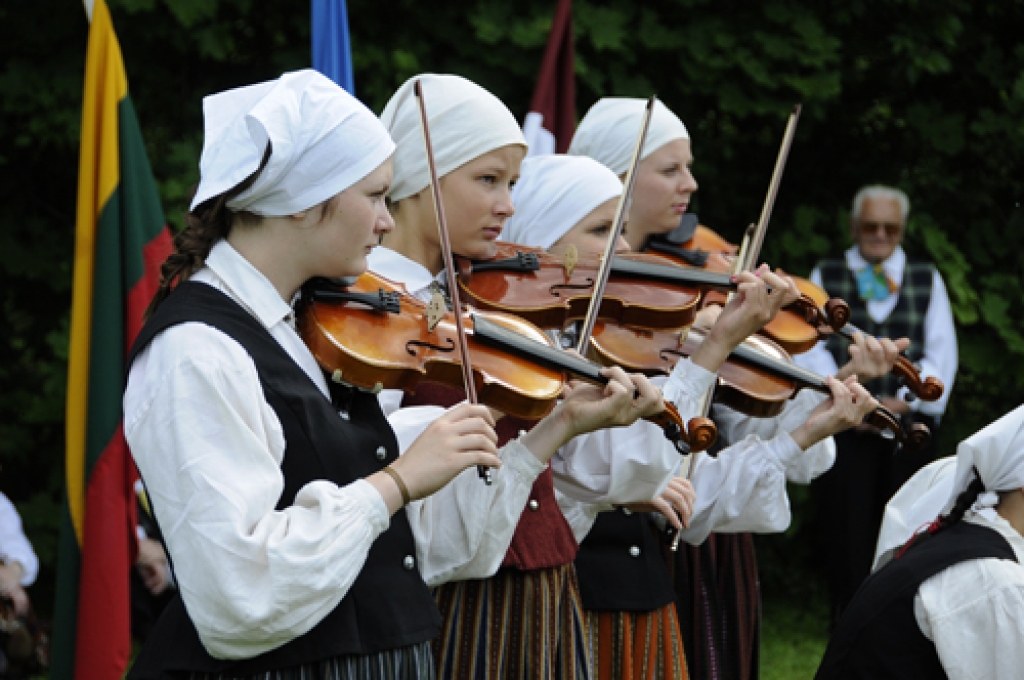 Bauskas novada Īslīces pagasta trīs ciemu svētki 6. jūnijā beidzās ar lustīgu zaļumballi uzņēmēju Saltupu pļaviņā. Bauskas, Vecumnieku, Iecavas, Rundāles un Pakrojas (Lietuva) amatierkopas ar koncertprogrammu «Reiz zaļā pļavā...» ieradās...
Autors: Ivars Bogdanovs