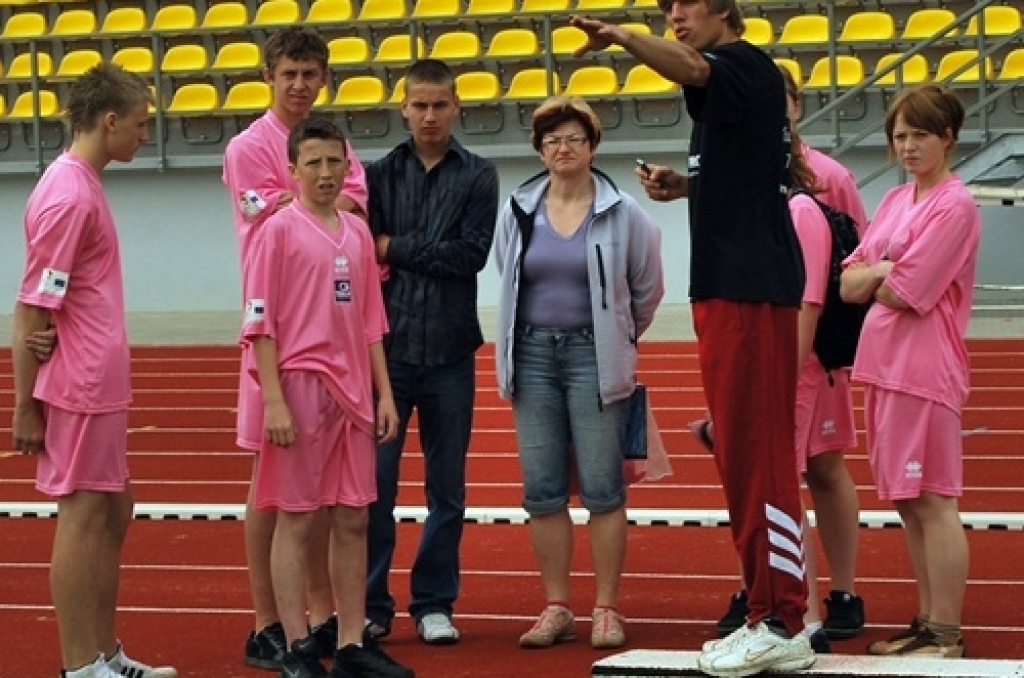 Stadionā Bauskā 28. maijā notika Bauskas reģiona skolu kvalifikācijas sacensības «touch» regbijā jeb pieskārienregbijā. Finālā Misas vidusskolas komanda uzvarēja Valles jaunos sportistus. Labāko sešniekā iekļuva arī Uzvaras un Bauskas 2....
Autors: Uldis Varnevičs