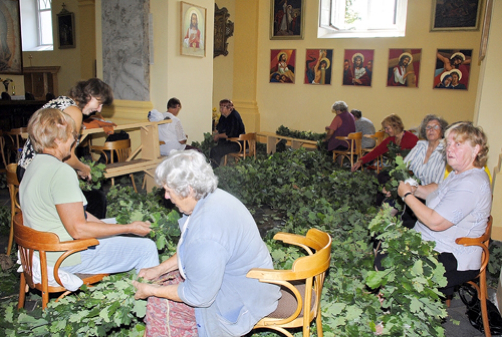 Skaistkalnes katoļu baznīca 27. jūlija priekšpusdienā atgādināja smaržojošu dārzu. No ozolu zariem sievietes un meitenes pina garas vītnes, lai dievnamu izrotātu Kanepenes svētkiem. Tie sākas piektdien, 30. jūlijā, bet kulmināciju sasniegs...
Autors: Juris Iļņickis