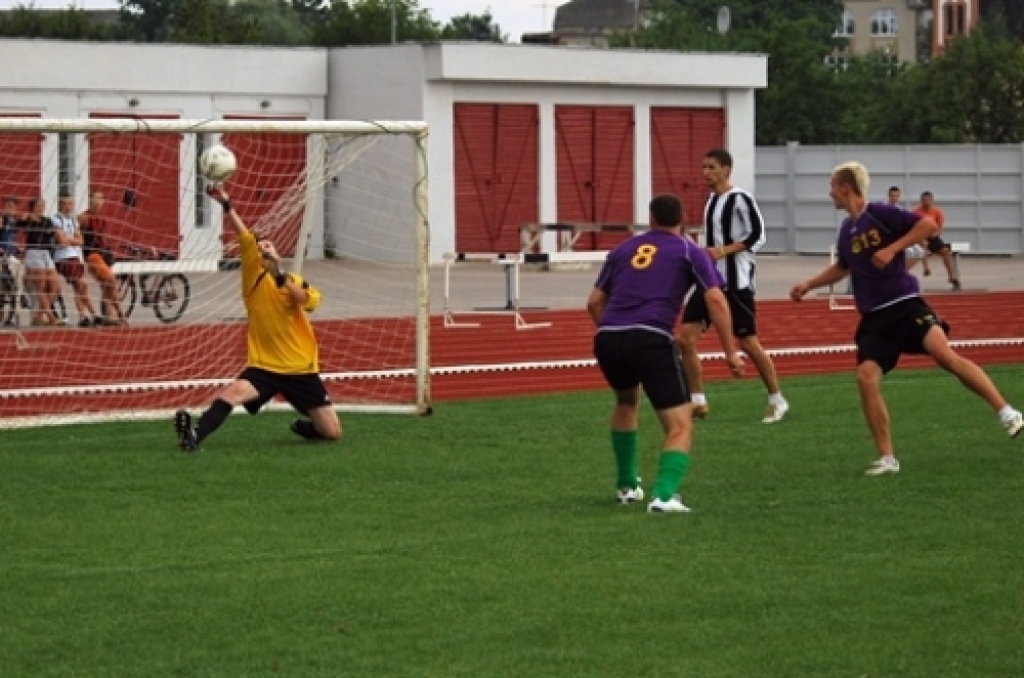 Bauskas pilsētas stadionā otrdienās, ceturtdienās un sestdienās notiek  Bauskas novada atklātā čempionāta un Rundāles novada domes kausa izcīņa minifutbolā. Piedalās astoņas komandas – Veterāni, Brunava, Gailīši, Īslīce, Ceraukste,...
Autors: Uldis Varnevičs