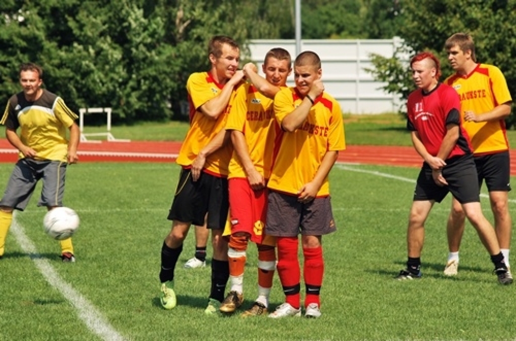 Bauskas pilsētas stadionā otrdienās, ceturtdienās un sestdienās notiek Bauskas novada atklātā čempionāta un Rundāles novada domes kausa izcīņa minifutbolā. Piedalās astoņas komandas – Veterāni, Brunava, Gailīši, Īslīce, Ceraukste,...
Autors: Uldis Varnevičs