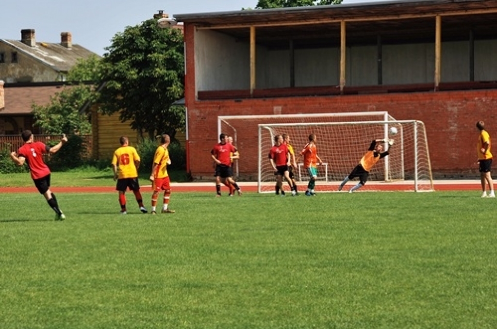 Bauskas pilsētas stadionā otrdienās, ceturtdienās un sestdienās notiek Bauskas novada atklātā čempionāta un Rundāles novada domes kausa izcīņa minifutbolā. Piedalās astoņas komandas – Veterāni, Brunava, Gailīši, Īslīce, Ceraukste,...
Autors: Uldis Varnevičs