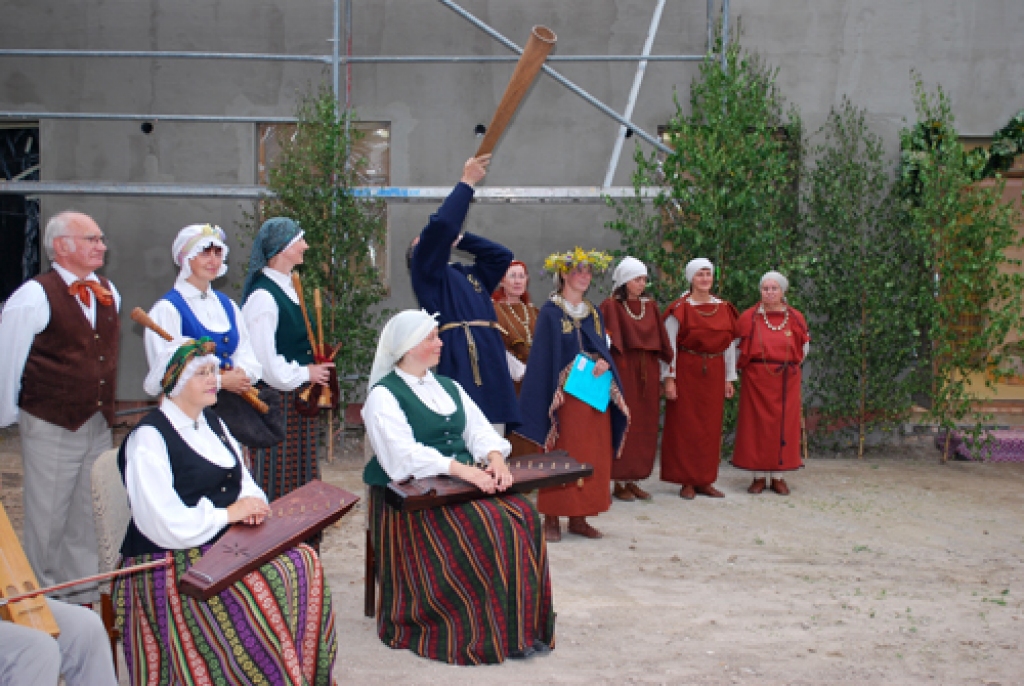 Pirmais Bauskas mākslas un amatniecības festivāls 24. jūlija vakarā noslēdzās ar dalībnieku saviesīgu pasēdēšanu un jautriem dančiem Zemnieka sētas un lauksaimniecības mašīnu muzejā Gailīšu pagastā. Pirms tam dažādi pasākumi 23. un 24....