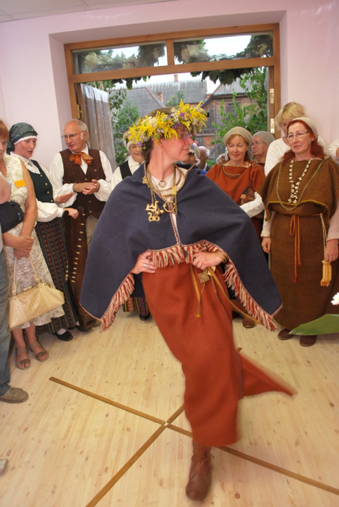 Pirmais Bauskas mākslas un amatniecības festivāls 24. jūlija vakarā noslēdzās ar dalībnieku saviesīgu pasēdēšanu un jautriem dančiem Zemnieka sētas un lauksaimniecības mašīnu muzejā Gailīšu pagastā. Pirms tam dažādi pasākumi 23. un 24....