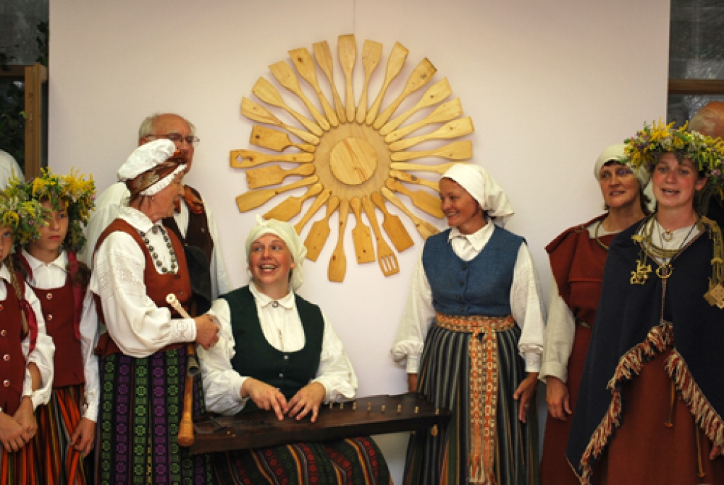 Pirmais Bauskas mākslas un amatniecības festivāls 24. jūlija vakarā noslēdzās ar dalībnieku saviesīgu pasēdēšanu un jautriem dančiem Zemnieka sētas un lauksaimniecības mašīnu muzejā Gailīšu pagastā. Pirms tam dažādi pasākumi 23. un 24....