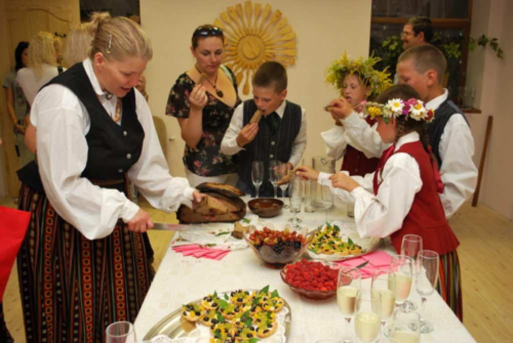 Pirmais Bauskas mākslas un amatniecības festivāls 24. jūlija vakarā noslēdzās ar dalībnieku saviesīgu pasēdēšanu un jautriem dančiem Zemnieka sētas un lauksaimniecības mašīnu muzejā Gailīšu pagastā. Pirms tam dažādi pasākumi 23. un 24....