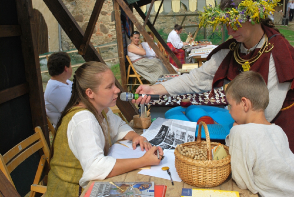 Pirmais Bauskas mākslas un amatniecības festivāls 24. jūlija vakarā noslēdzās ar dalībnieku saviesīgu pasēdēšanu un jautriem dančiem Zemnieka sētas un lauksaimniecības mašīnu muzejā Gailīšu pagastā. Pirms tam dažādi pasākumi 23. un 24....