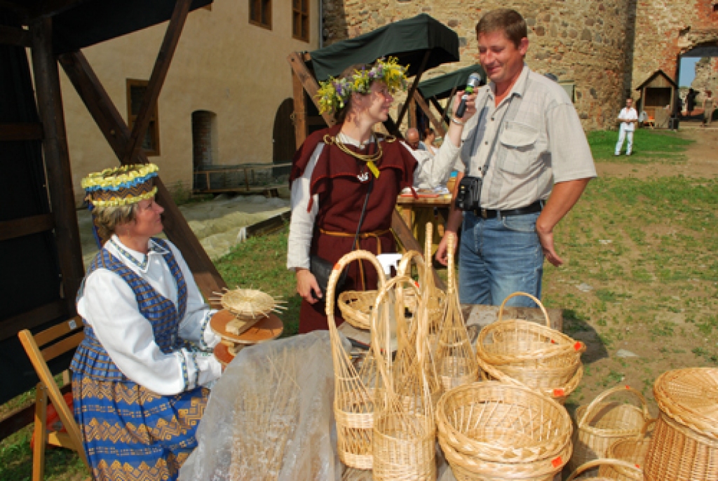 Pirmais Bauskas mākslas un amatniecības festivāls 24. jūlija vakarā noslēdzās ar dalībnieku saviesīgu pasēdēšanu un jautriem dančiem Zemnieka sētas un lauksaimniecības mašīnu muzejā Gailīšu pagastā. Pirms tam dažādi pasākumi 23. un 24....