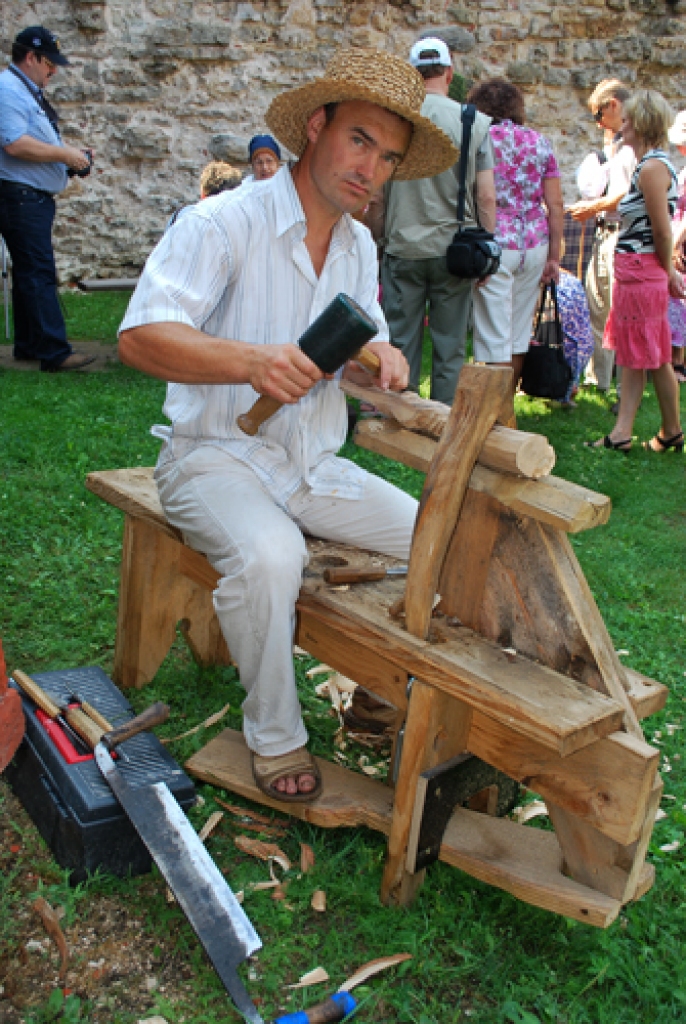 Pirmais Bauskas mākslas un amatniecības festivāls 24. jūlija vakarā noslēdzās ar dalībnieku saviesīgu pasēdēšanu un jautriem dančiem Zemnieka sētas un lauksaimniecības mašīnu muzejā Gailīšu pagastā. Pirms tam dažādi pasākumi 23. un 24....