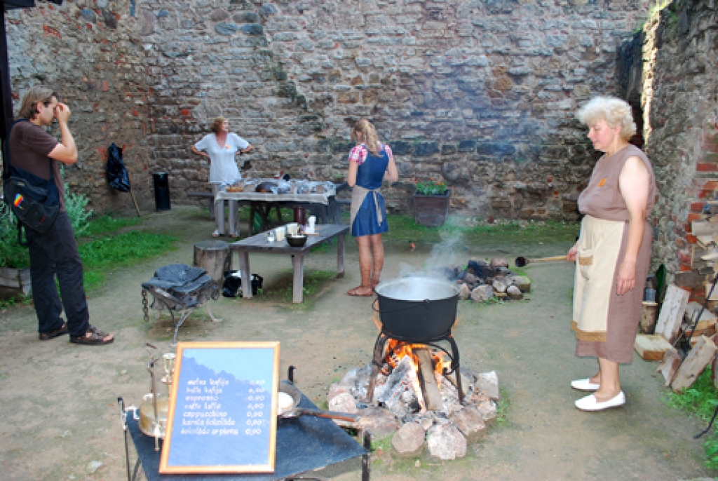 Pirmais Bauskas mākslas un amatniecības festivāls 24. jūlija vakarā noslēdzās ar dalībnieku saviesīgu pasēdēšanu un jautriem dančiem Zemnieka sētas un lauksaimniecības mašīnu muzejā Gailīšu pagastā. Pirms tam dažādi pasākumi 23. un 24....