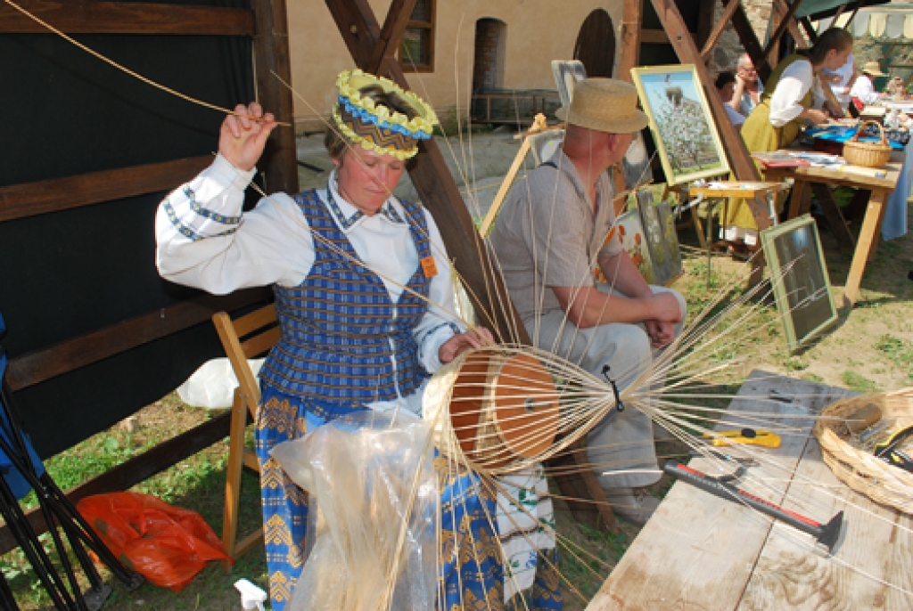 Pirmais Bauskas mākslas un amatniecības festivāls 24. jūlija vakarā noslēdzās ar dalībnieku saviesīgu pasēdēšanu un jautriem dančiem Zemnieka sētas un lauksaimniecības mašīnu muzejā Gailīšu pagastā. Pirms tam dažādi pasākumi 23. un 24....